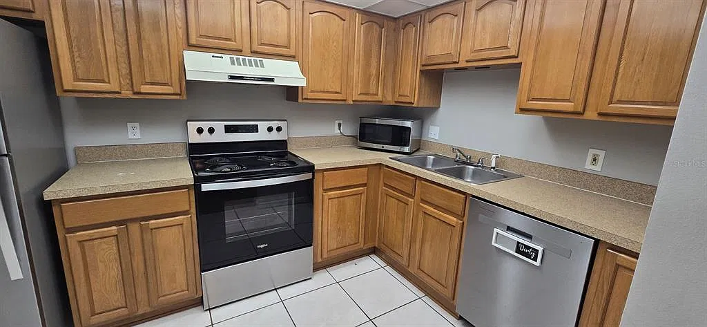2 bed, 1.0 bath, 961 sqft, $1,095 — Photo 2