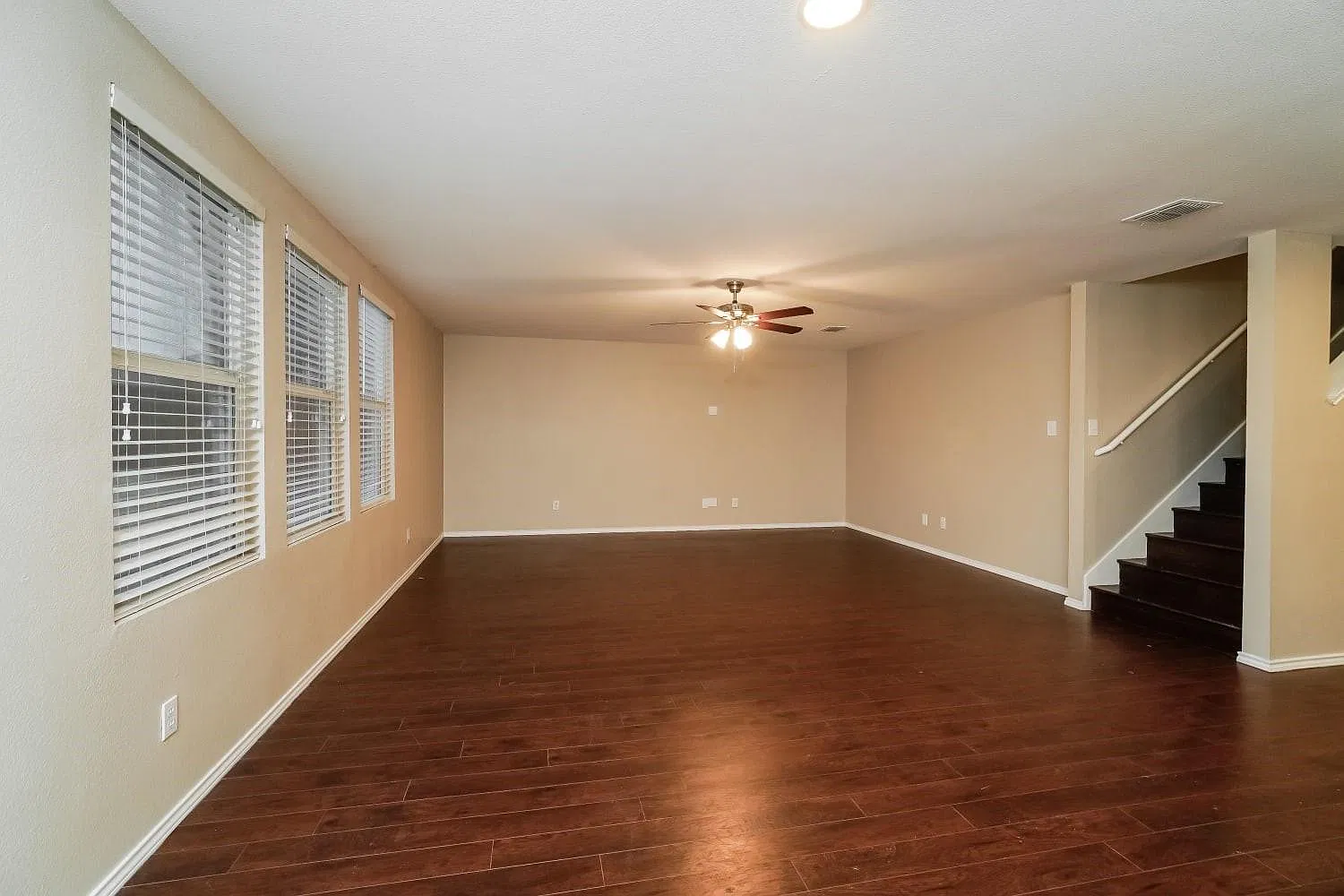 5 bed, 4.0 bath, 4184 sqft, $3,249 — Photo 4