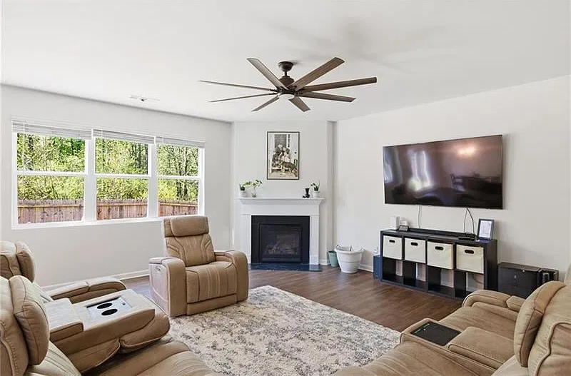 5 bed, 3.0 bath, 3268 sqft, $2,650 — Photo 3