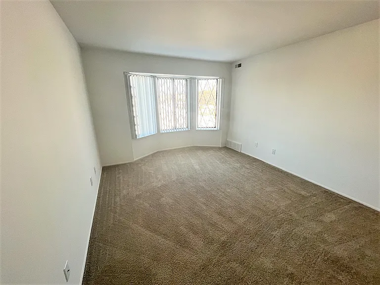 Charter Oaks Apartments — Photo 34