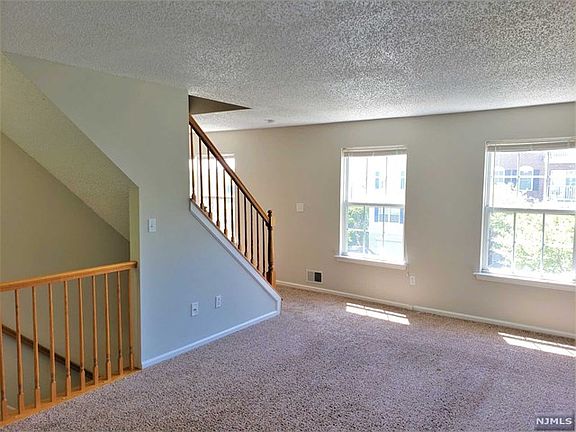 2nd image of 82 Vaughan Dr
