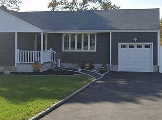 94 Arbour St, West Islip, NY 11795