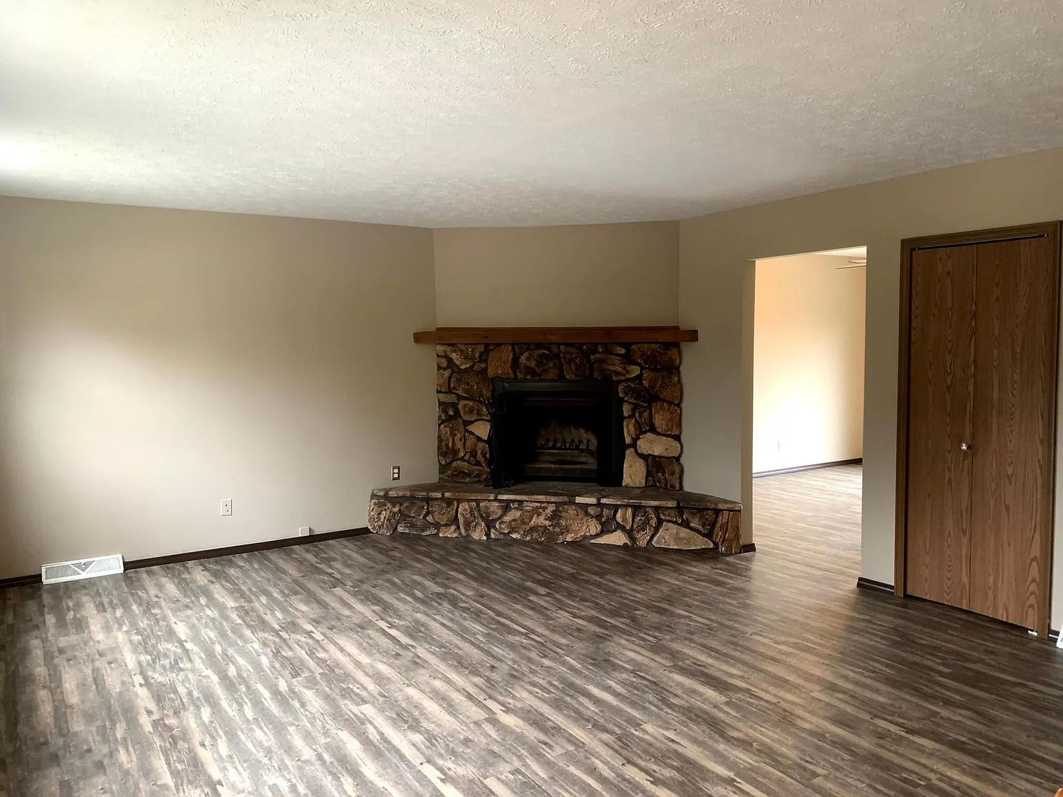 3 bed, 1.5 bath, 1500 sqft, $1,500 — Photo 2