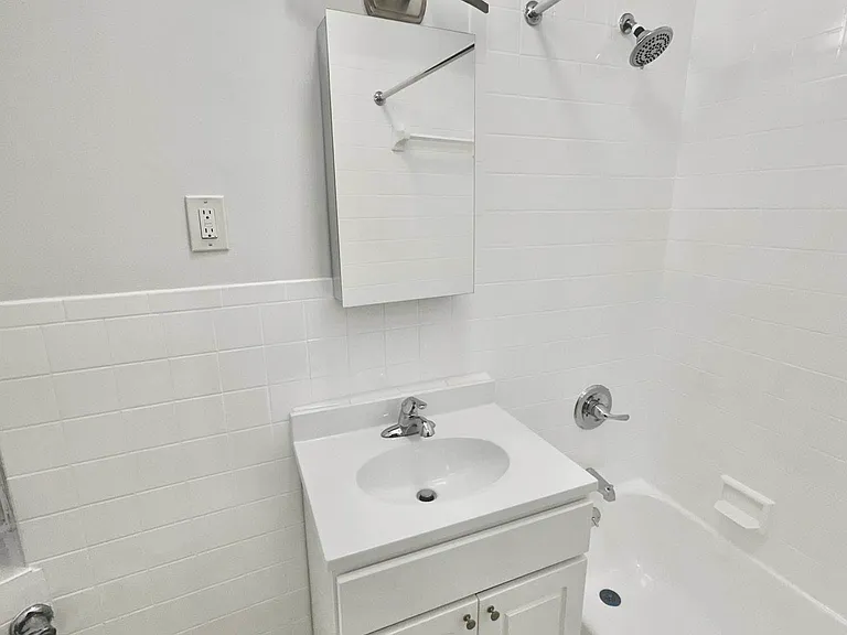 21 Leroy St #11B — Photo 9