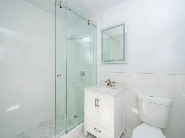 366 Metropolitan Avenue image 2 of 12