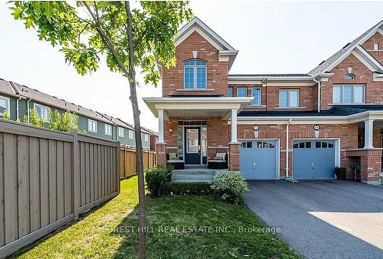70 Hanson Cres — Photo 1