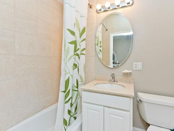 3rd image of 1258 W Cornelia Ave #1N