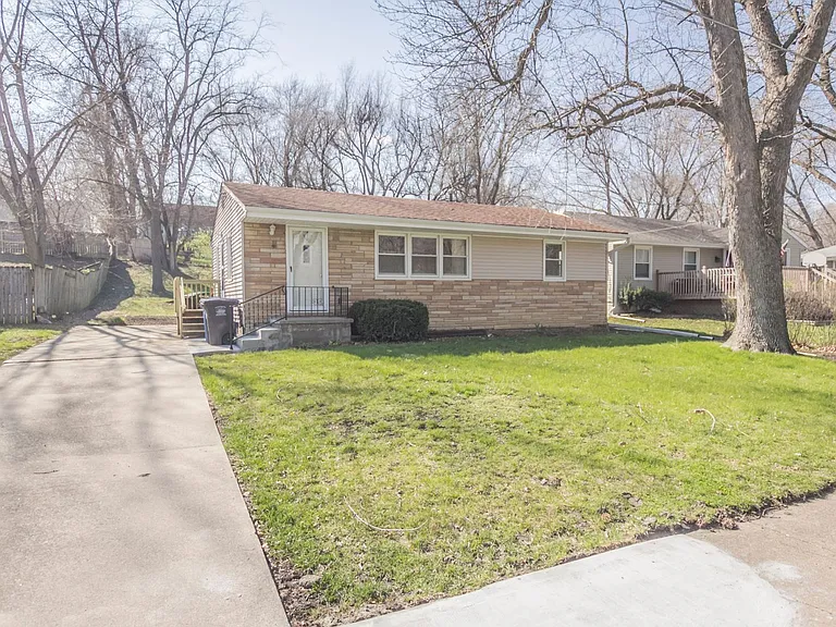 7390 Southview Dr — Photo 2