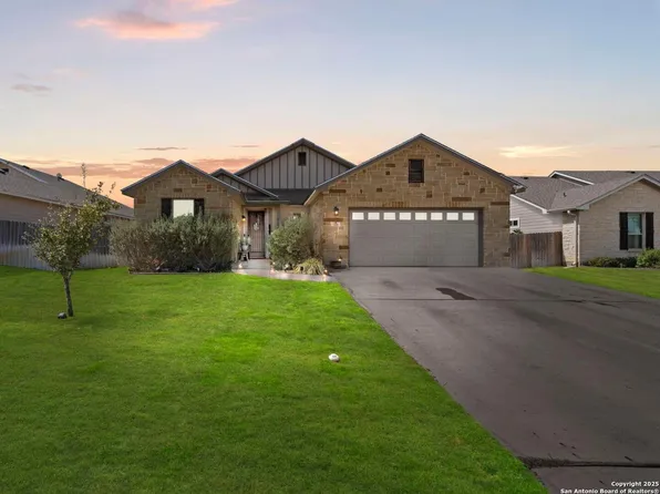 219 Valley Forge, Pleasanton, TX 78064