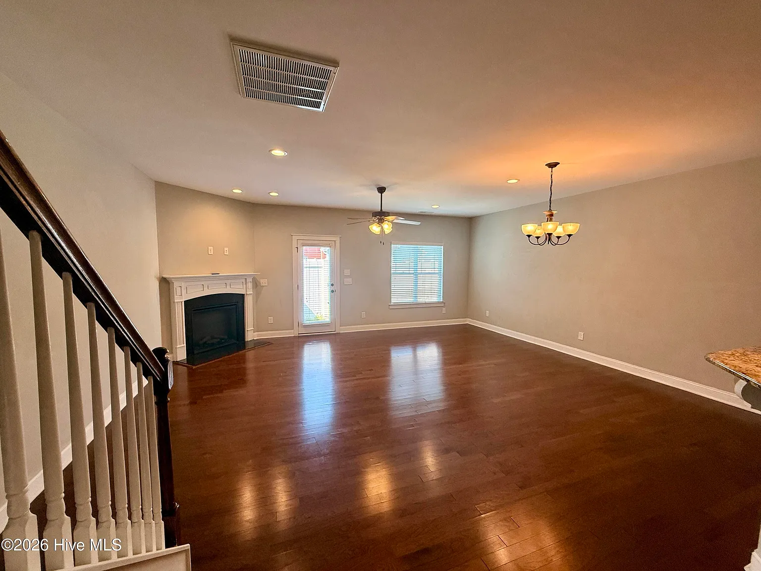 3 bed, 2.5 bath, 1870 sqft, $1,800 — Photo 2