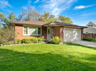 19 Devonshire Cir, Elgin, IL 60123