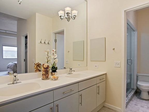 5th image of 939 W Huron St Unit 208