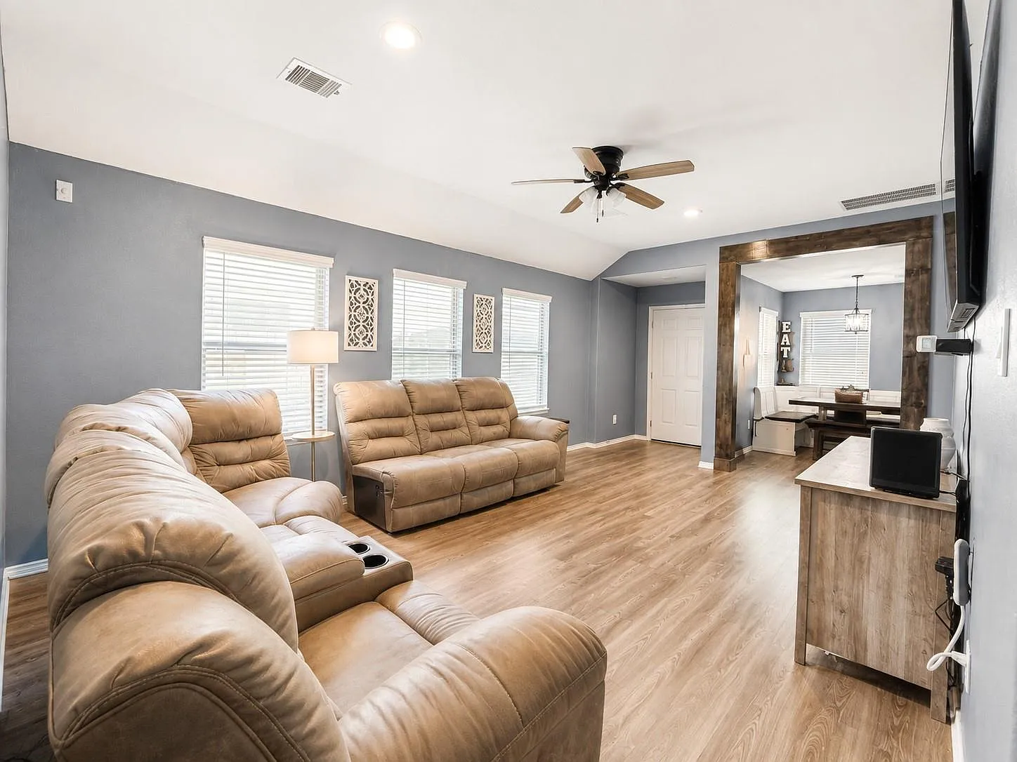 3 bed, 2.0 bath, 1200 sqft, $1,900 — Photo 2