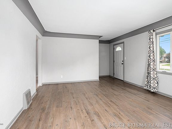 5th image of 3915 Canal Ave SW