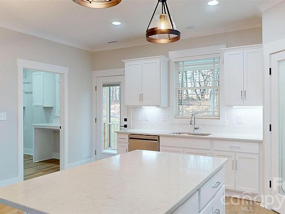 5th image of 5021 Hillcrest Dr