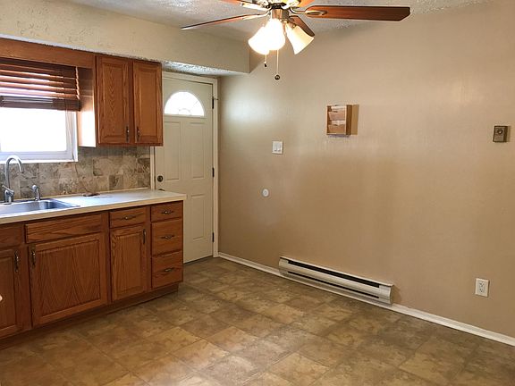3rd image of 851 Travis Ave
