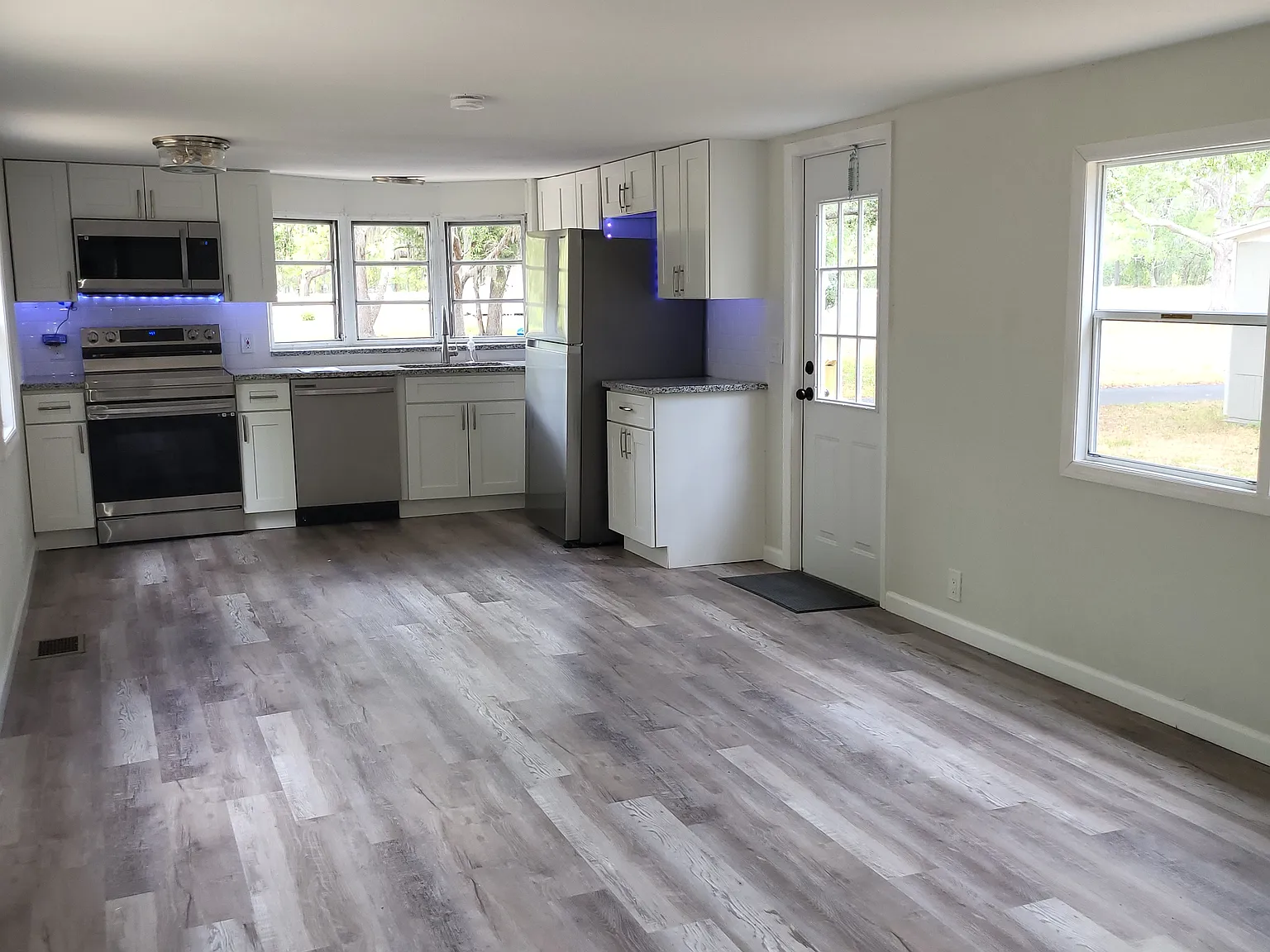 1 bed, 900 sqft, $1,200 — Photo 3