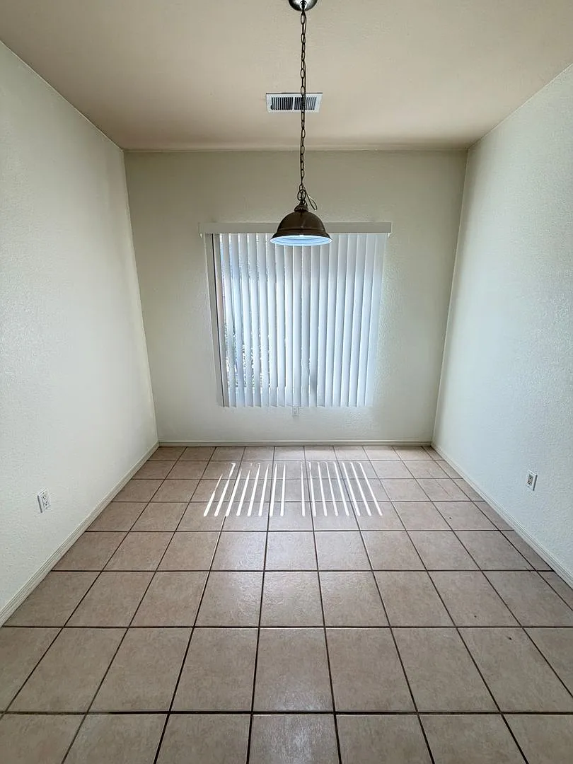 3 Bedroom 3 Bathroom 2 Car Garage — Photo 3