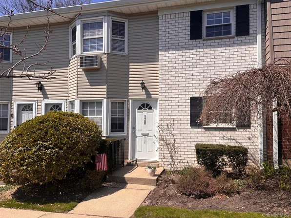 31-36 Wilshire Ln #31-36, Oakdale, NY 11769