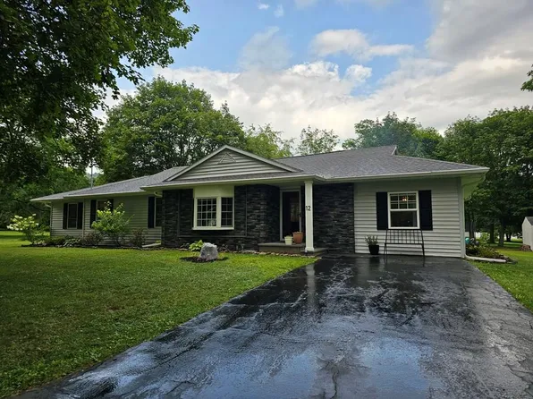 12 Spruce St, Big Flats, NY 14814