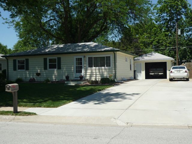 1st image of 216 W West Plains Rd