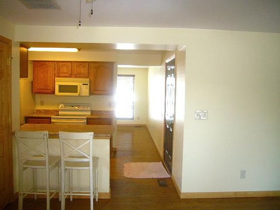 4th image of 636 Burgess Ave