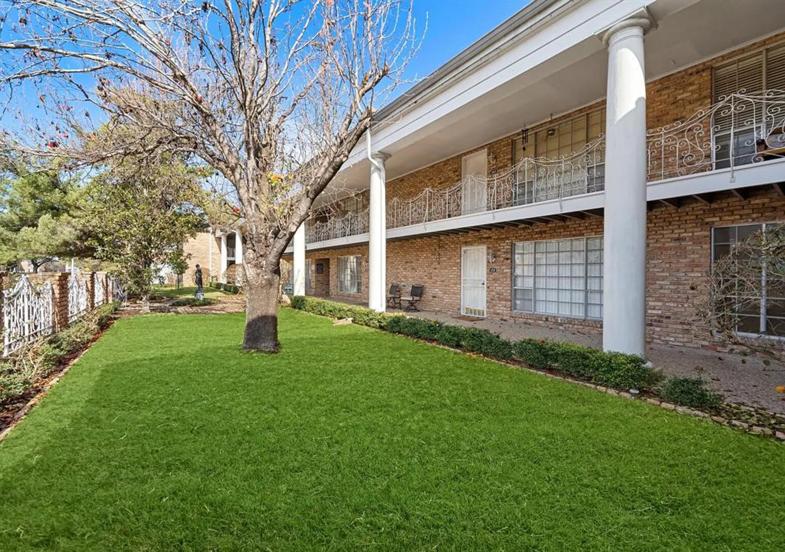 Quiet Condo Near Galleria w/ Parking & Gated Security — Photo 3