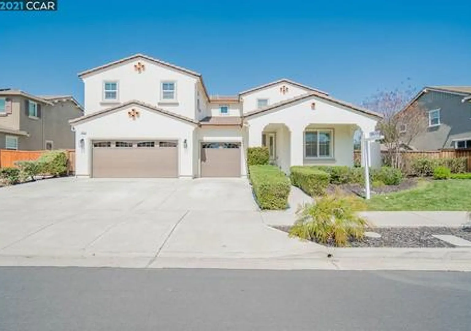 Privacy, Space & the Brentwood Lifestyle Welcome to Carmel Estates — Photo 1