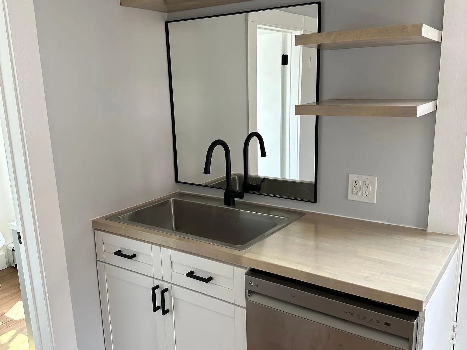 2 bed, 750 sqft, $2,350 — Photo 2