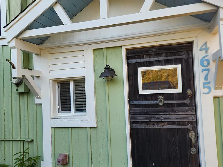Hamlet neighbor, Bluff House