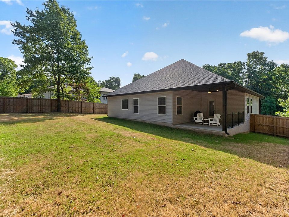 1st image of 4 Clovelly Ln