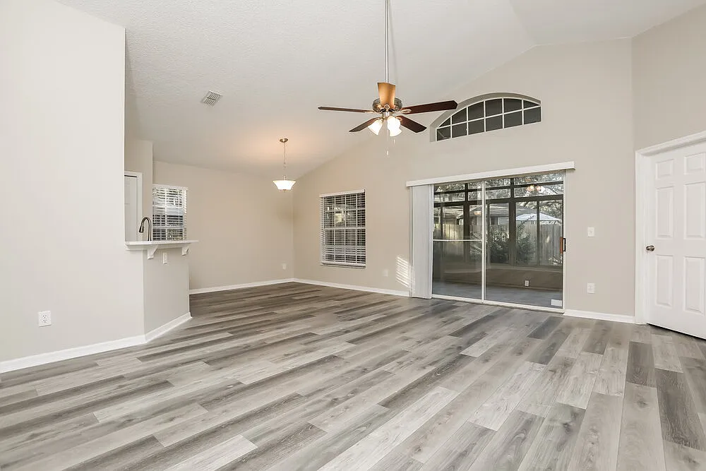 3 bed, 2.0 bath, 1586 sqft, $3,320 — Photo 4