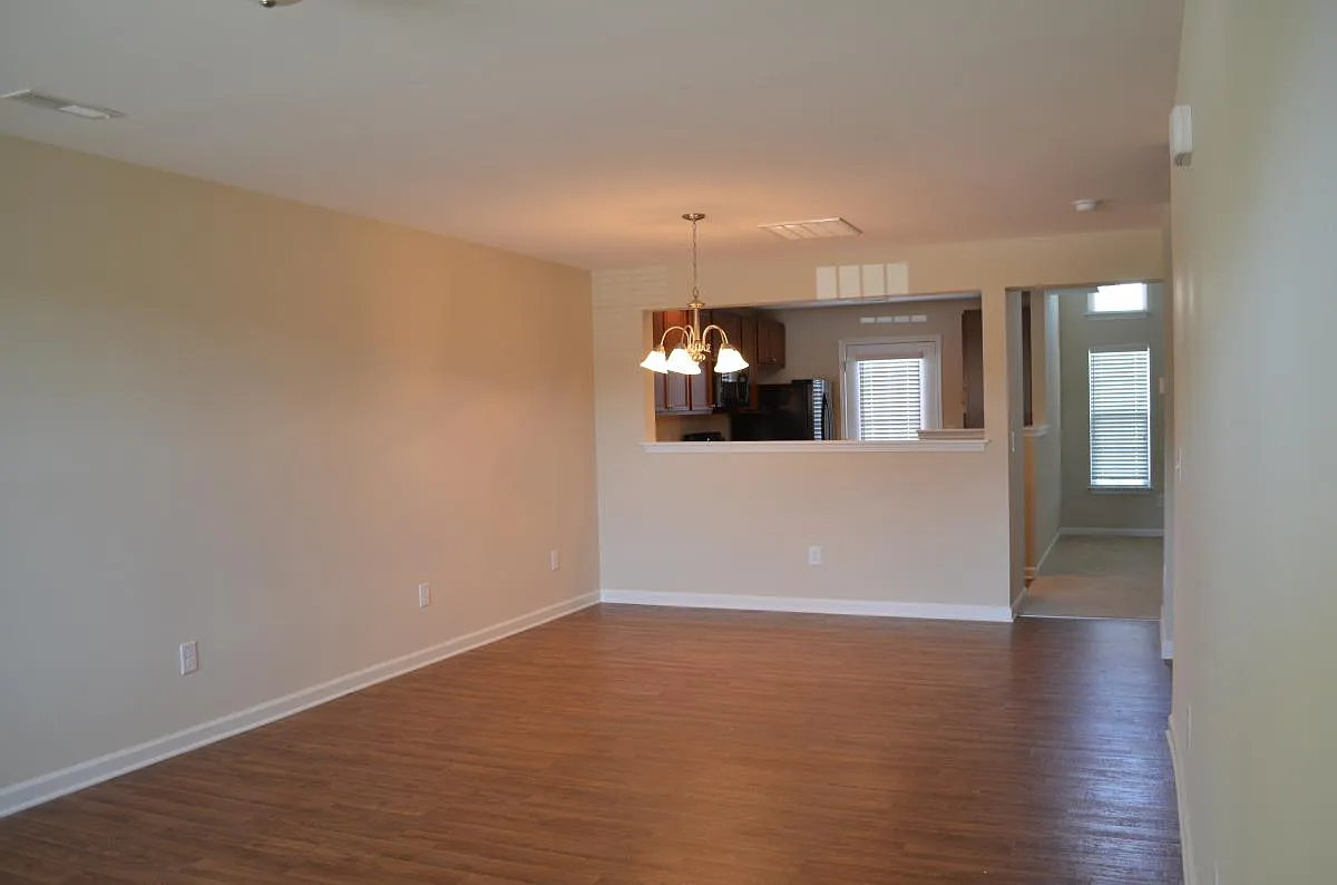 3 bed, 1596 sqft, $1,800 — Photo 3