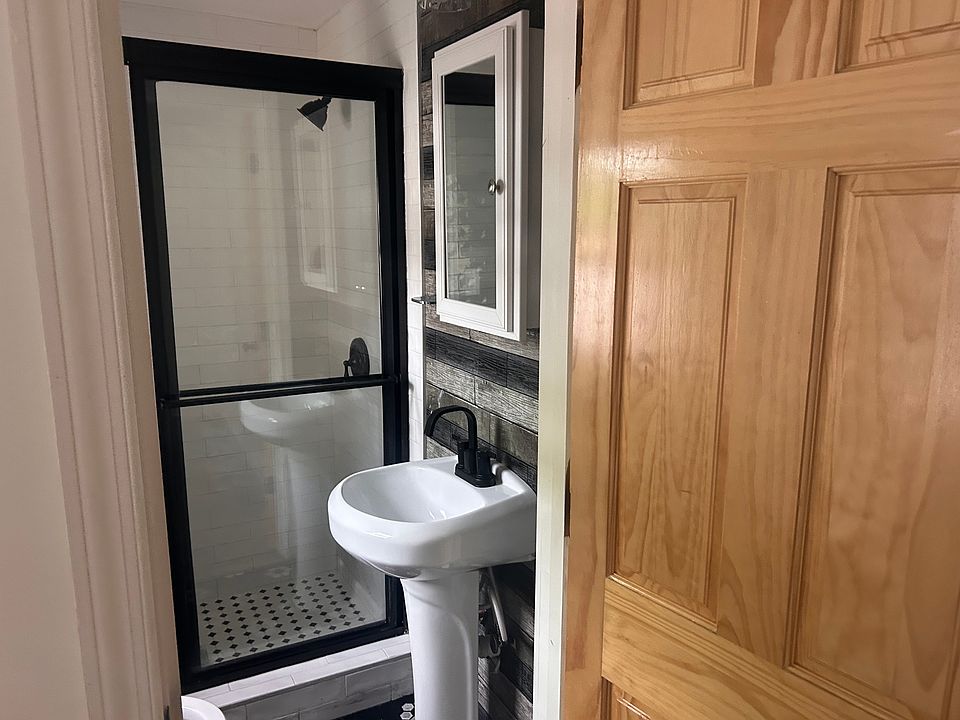 1st image of 421 1st Ave #2