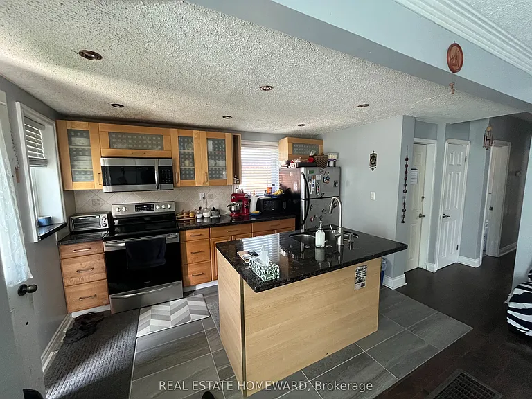 137 Harewood Ave — Photo 5