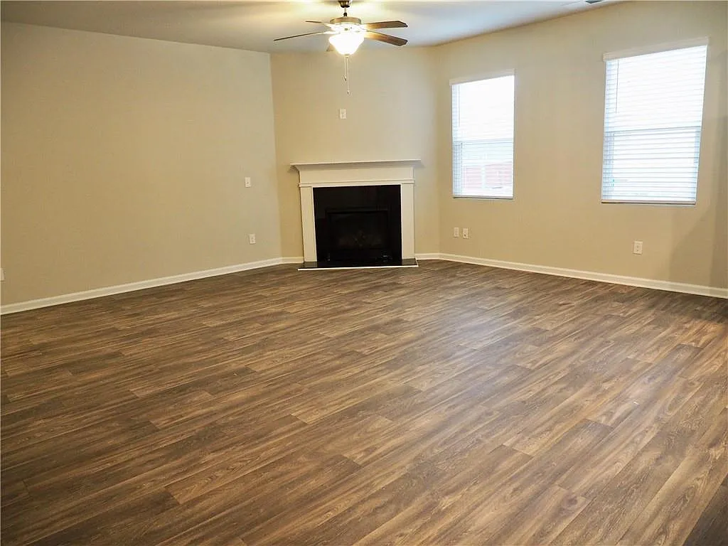 3 bed, 2.5 bath, 1890 sqft, $2,100 — Photo 3