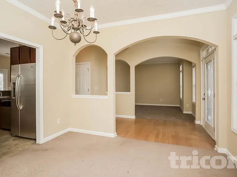 585 Chastleton Dr — Photo 3