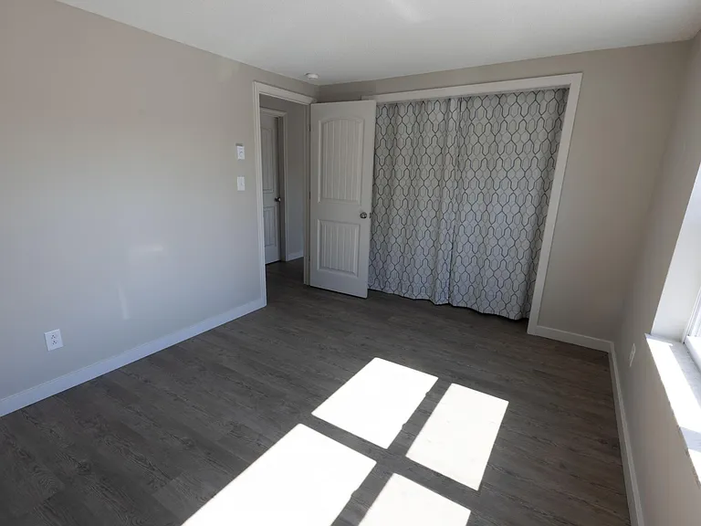 1416 E 5th St #4 — Photo 6