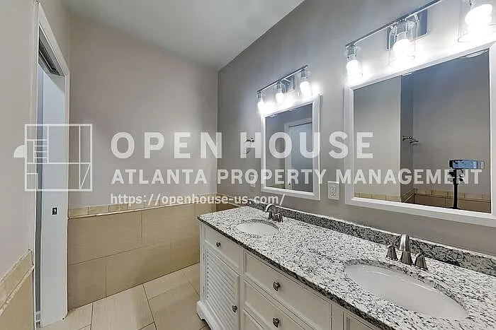811 Springdale Xing — Photo 14