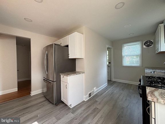 5th image of 147 Russell Ave