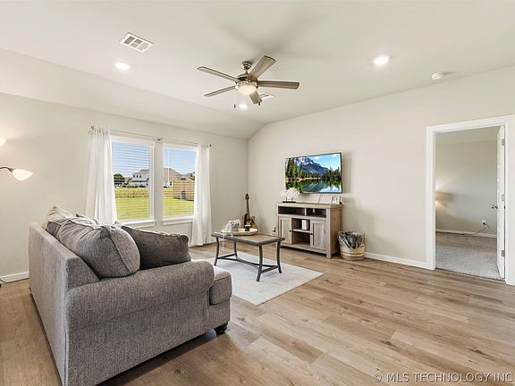 3rd image of 509 S 85th St