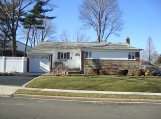 76 Willets Dr, Syosset, NY 11791