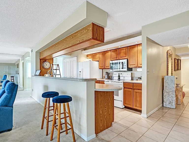 107 Half Moon Cir #H1 — Photo 15