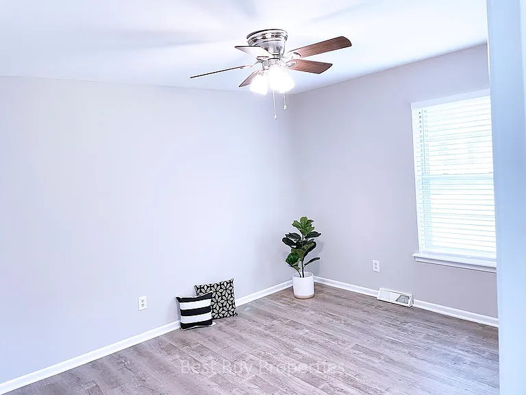 5812 Halsey St — Photo 6