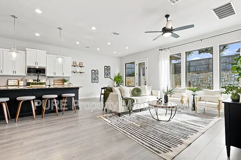 5 bed, 3.0 bath, 2409 sqft, $2,600 — Photo 4