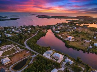910 Bayshore Dr, Terra Ceia, FL 34250