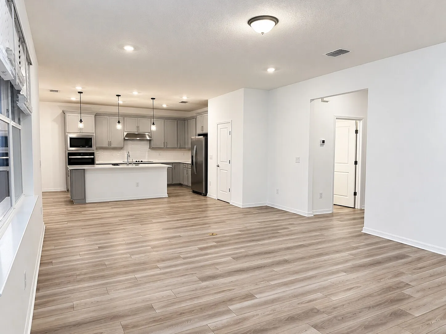 5 bed, 3443 sqft, $3,250 — Photo 3