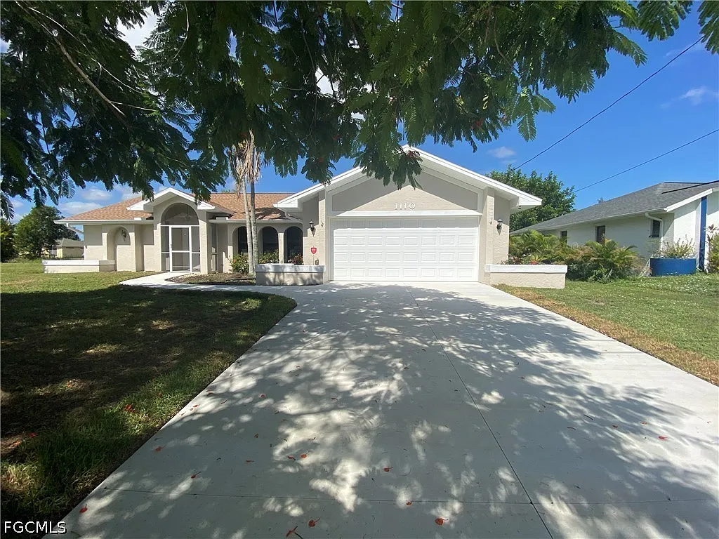3 bed, 2.0 bath, 2371 sqft, $2,100 — Photo 2