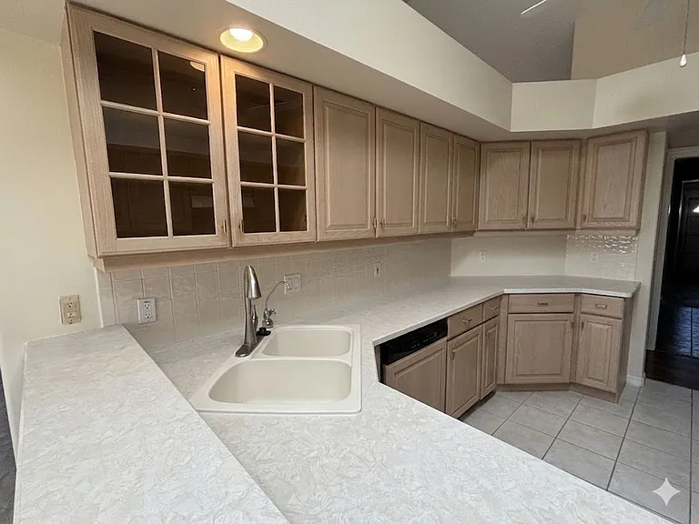 20 Clarendon Ct N — Photo 9
