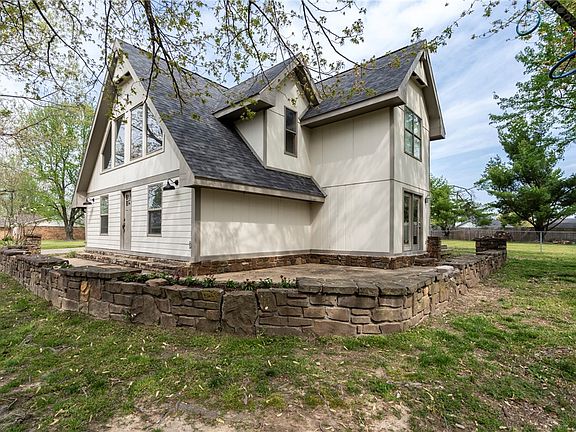 2nd image of 19941 Edgewood Cir